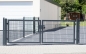 Preview: Zweiflügeliges Gartentor Vario 8/6/8 Anthrazit RAL 7016 vor einer Garage