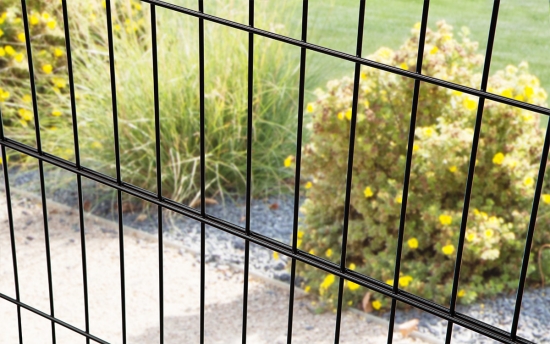 Preview: BLACKY Doppelstabmatte schwarz RAL 9005 im Garten [keep]