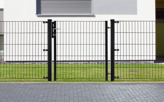 Preview: BLACKY Gartentor schwarz RAL 9005 vor dem Haus [keep]