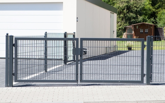 Zweiflügeliges Gartentor Vario 8/6/8 Anthrazit RAL 7016 vor einer Garage
