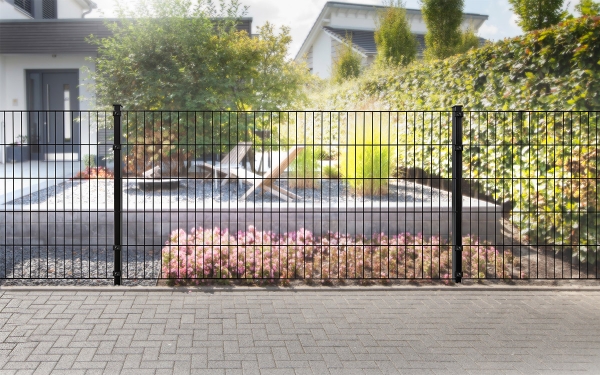 BLACKY Gitterzaun schwarz RAL 9005 im Vorgarten