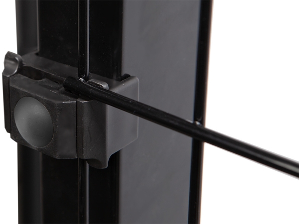 BLACKY Zaunpfosten schwarz RAL 9005 Detail Klemmbefestigung