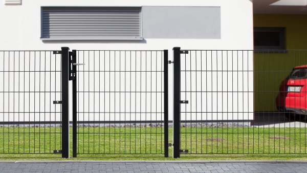 BLACKY Gartentor schwarz RAL 9005 an der Einfahrt