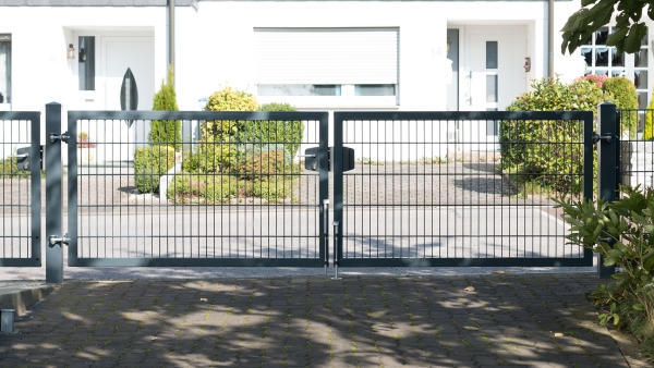 Zweiflügeliges Gartentor Vario 8/6/8 Anthrazit RAL 7016 an einer Hauseinfahrt