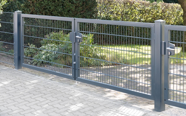 Doppelflügeltor Vario 8/6/8 Anthrazit RAL 7016 mit Zaunanlage