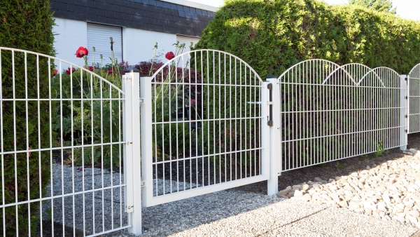 Schmuckzauntor INNSBRUCK 1-flügelig Verzinkt - in einer Zaunanlage mit Hecke