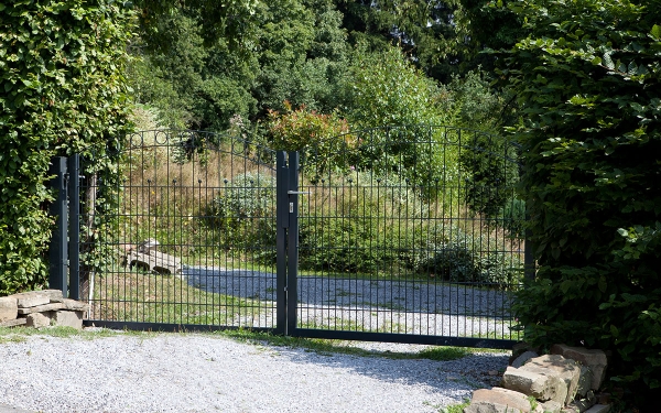 Schmuckzauntor WIEN 2-flügelig Anthrazit RAL 7016 - an einer Feldweg-Einfahrt