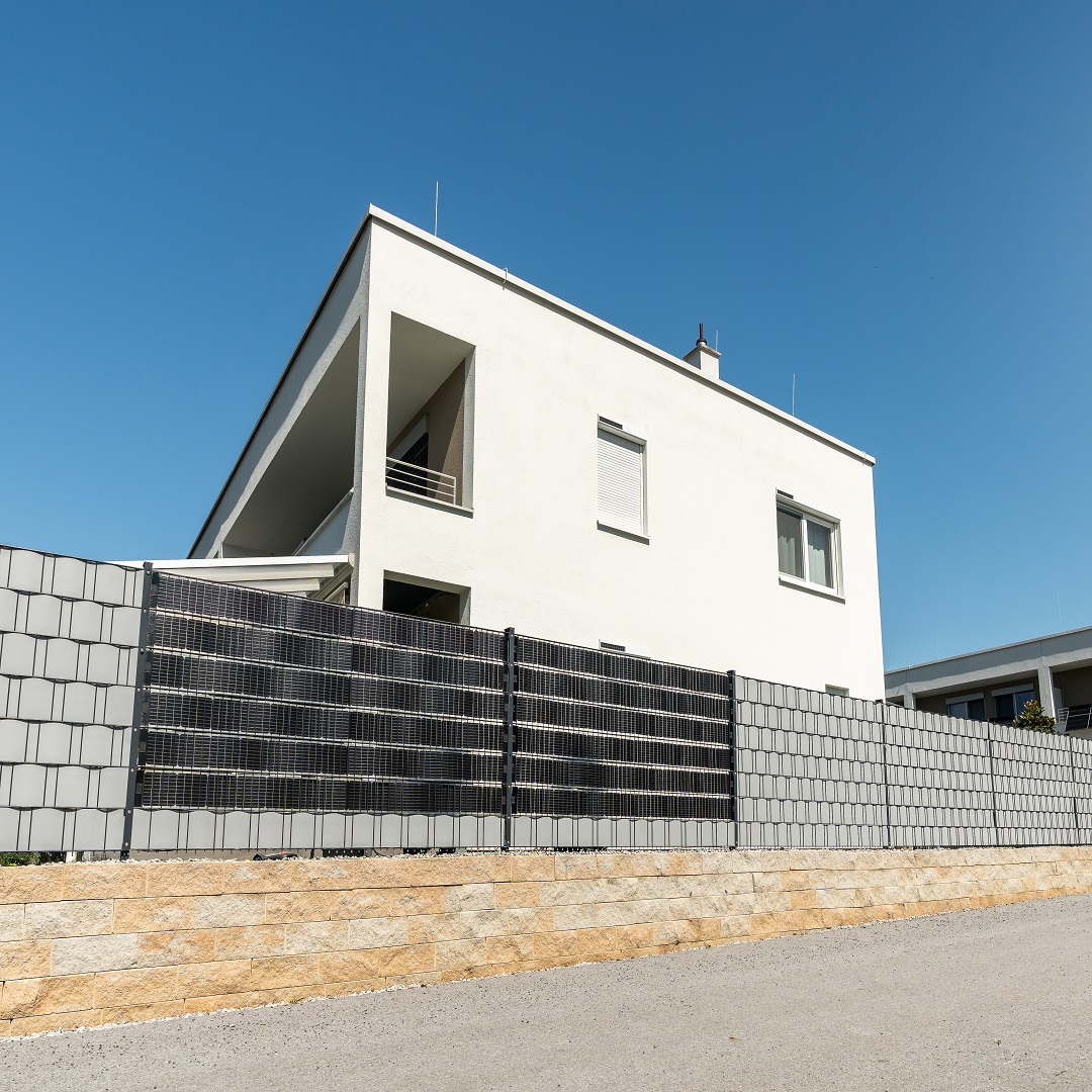 sunbooster-vertical-aussen-ganzer-zaun